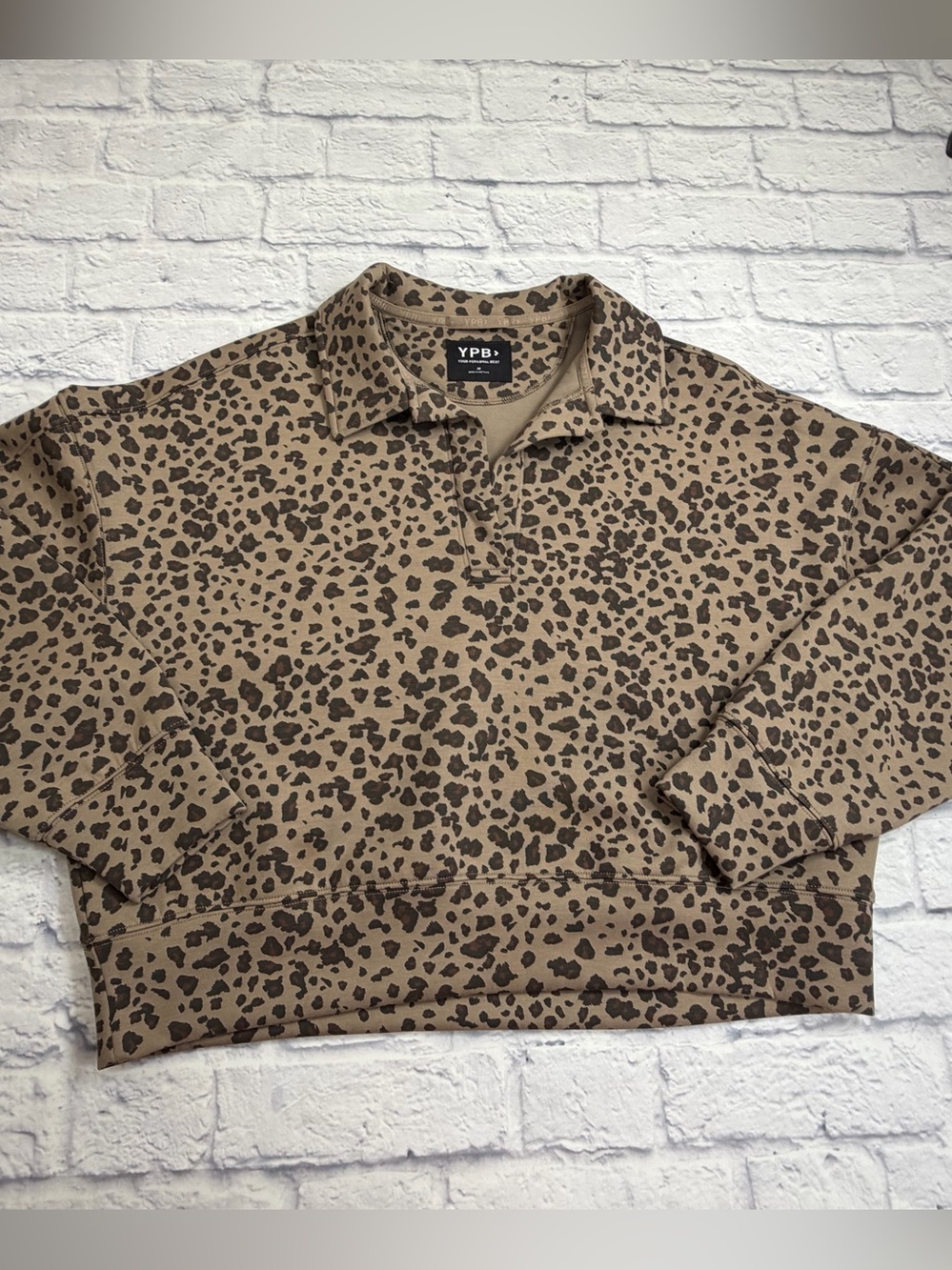 Abercrombie & Fitch YPB Print Crewneck Sweatshirt in Tan. Size Medium.